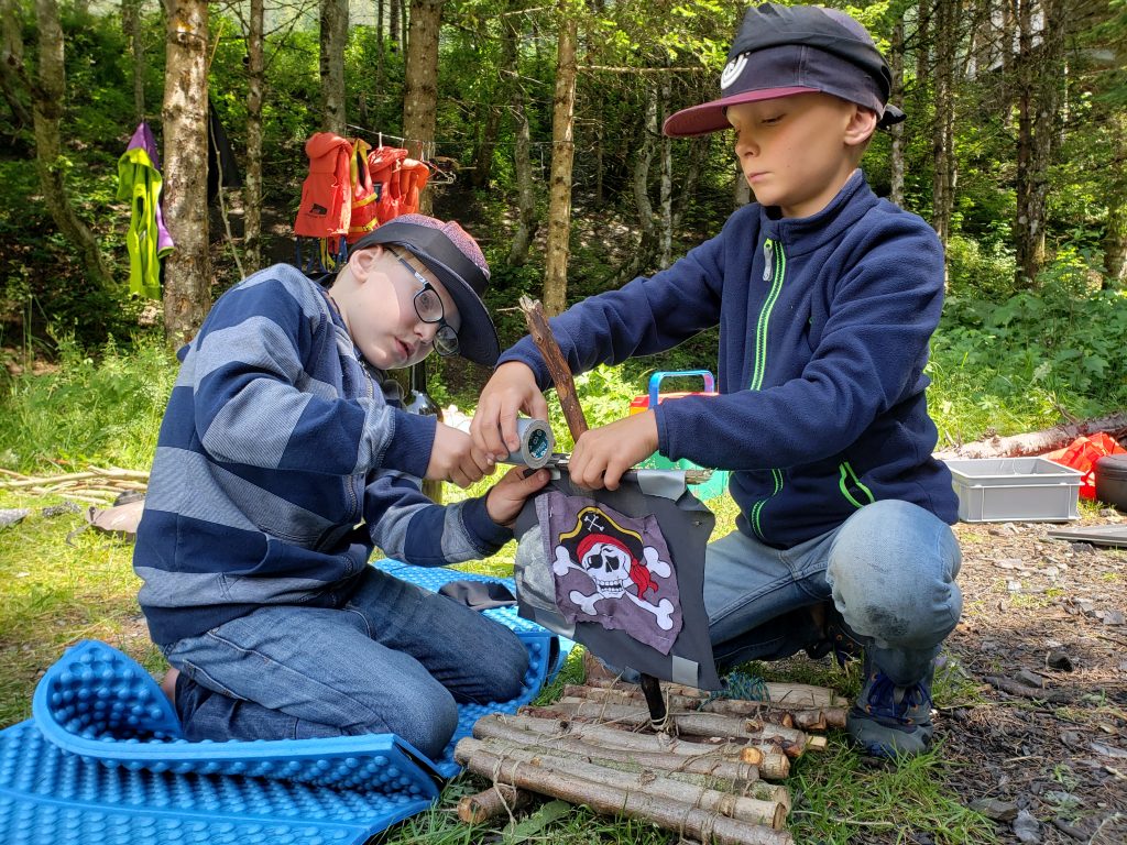 Schüler bauen ein Floss